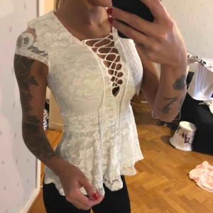  - Topp med snörning vid brösten 