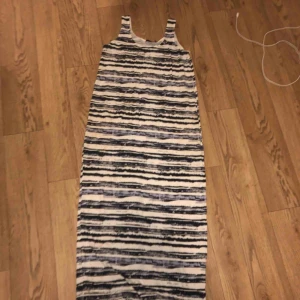  - Långklänning med jätte skönt tyg Perfekt till sommaren Pris kan diskuteras 