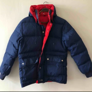  - Vintage dunjacka med luva. Uppskattar att den kommer från sent 80-tal. 179 på lappen. Sitter som small / liten medium. Trevligt använt skick. Kan hämtas i Uppsala eller skickas mot fraktkostnad 