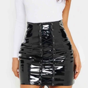  - Helt ny lackkjol med snörning från PrettyLittleThing i storlek XS, etikett finns kvar. Köptes för 250, säljer för 150