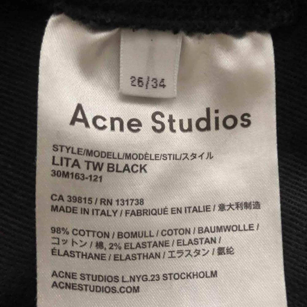 Acne Studios Jeans, svarta bootcut. Stlk. W26L34. Använda ett fåtal gånger, mycket bra skick! Säljer pga. för små:( Köparen står för frakt, kan även mötas upp!. Jeans & Byxor.