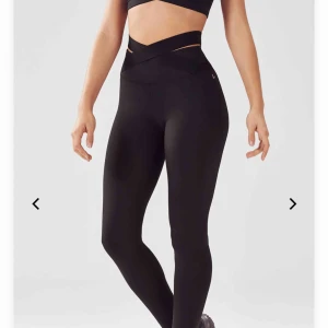  - Demi Lovatos sportleggings, Stl XS. Strapsen i midjan ger en mer V-formad ringning och är en snygg detalj. Aldrig använda!!! Swish/kontant Avhämtning/möte, skickar ej 