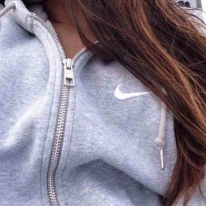  - Grå Nike zip hoodie Nyskick Storlek xs/s 