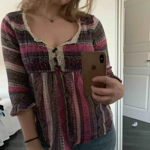  - En grå-, vit- och rosamöstrad blus som varit en favorit sedan länge. Hoppas på att denna goding hamnar i händer där den gör mer nytta:) sitter supersnygg och går att både klä upp och ner. orginalpris 1500 kronor så passa på:)