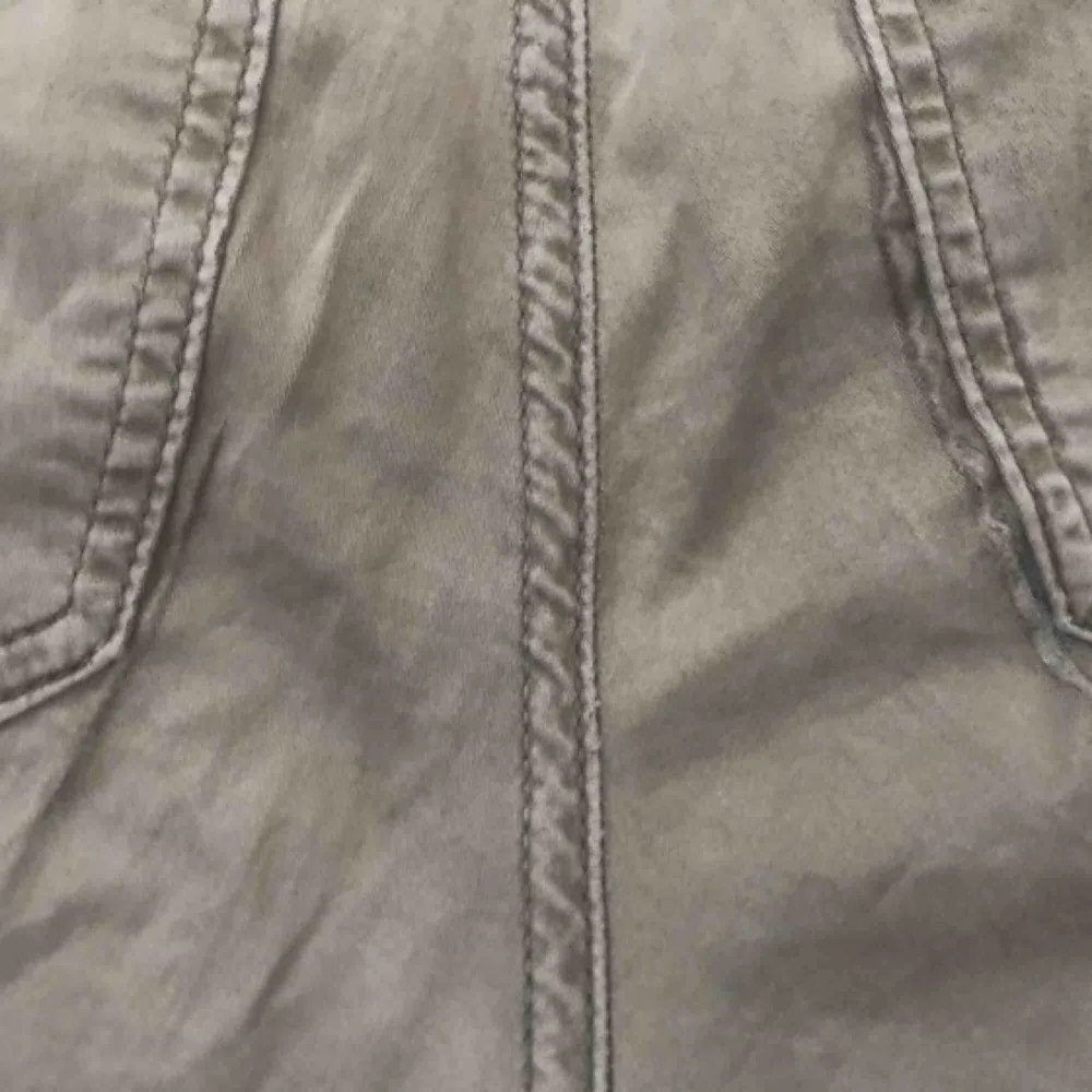 Militär gröna byxor Storlek 34 Har två rispor vid fickorna där med de låga priset Men man kan laga de lätt💕 . Jeans & Byxor.