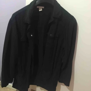  - Slapp svart jeansjacka i onesize. Vintage stil. Passar alla beroende på hur man vill att den ska sitta. Rymliga fickor. Använd fåtal gånger, som ny! 
