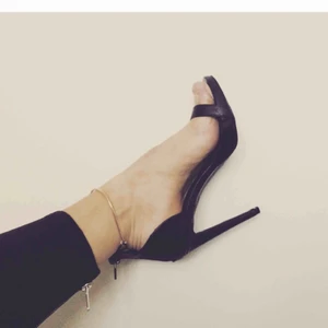  - Sandalklackar från Nelly, ankeldetalj i guld! Använt en kväll