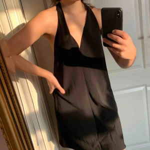  - ”Den lilla svarta” från Zara. Oanvänd med öppen rygg, knyts i nacken. Frakt tillkommer 💫