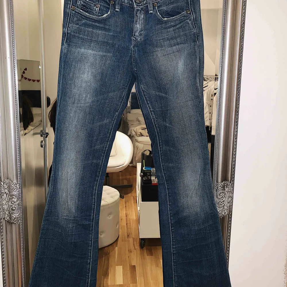 Ett par sjukt snygga G-star raw jeans, flair model i bena. Aldrig använda då det vart fel storlek för mig. Storlek 27 midjan, 32 i längd. Köparen står för frakten📦☺️. Jeans & Byxor.