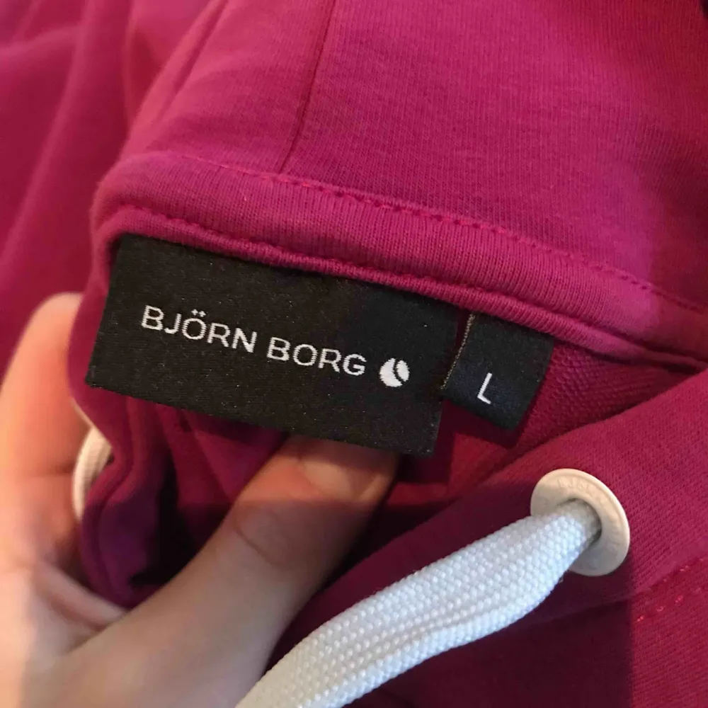 Björn Borg tröja jag köpte för ett tag sen men aldrig Har använt. Den är som ny! Är storleken L på den men tycker den sitter som S/M🌸 ge bud! . Hoodies.