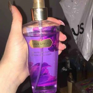  - Som ni ser nästan helt full säljer då jag inte tycker om lukten love spell 