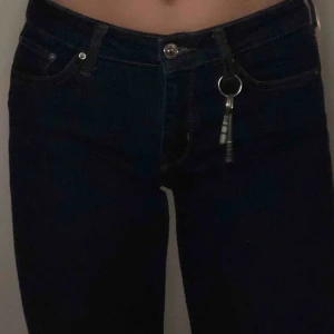  - Mörkblå bootcut jeans från Zara. Knappt använda 