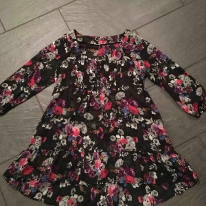  - Söt blommig blus.😍Längre i bak än fram