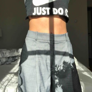  - SKÖNASTE BYXORNA NÅGONSIN!!!!!! Frakt tillkommer på 50 kr. Dom är uppsydda för mig och passar mig perfekt som är runt 160!!!🌿