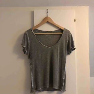  - Jättefin grå t-shirt från Zadig & Voltaire med silver detaljer. Inköpt på Zadig & Voltaires butik i Stockholm för 1300kr. Sparsamt använd. 