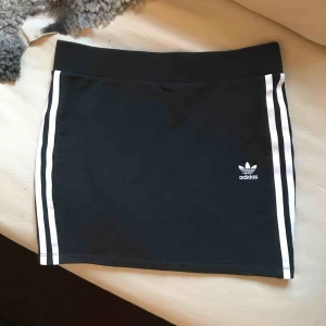  - Lägger ut min Adidaskjol till försäljning igen. Ångrade mig sist men nu har jag insett att den ej kommer komma till användning. Som ny!