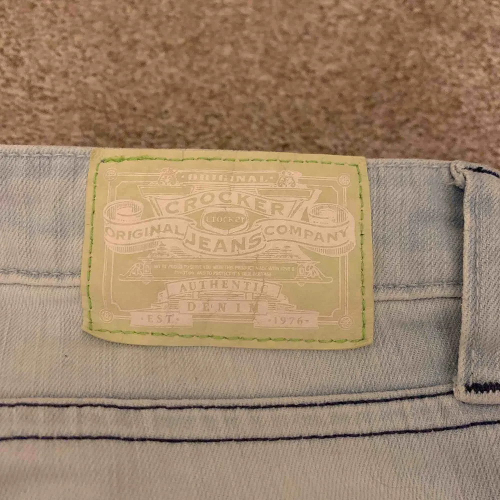 Ett par ljusa snygga Crocker jeans i storlek 28. Riktigt jeansmaterial och är lågmidjade, passar perfekt till våren.  Säljer pga för stora:(( Eventuell frakt står köpare för, kan också mötas upp i Uppsala.. Jeans & Byxor.