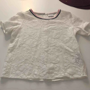 - En t-shirt/blus från vila som är använd ett fåtal gånger