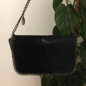  - Stella McCartney liknande väska! Köpt i Köpenhamn. 👏🏼 Sjuuukt snygg och cool väska som tyvärr måste bort då jag har för många. 😤😩