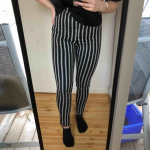  - Randiga byxor från H&M, storlek 36. Smickrande byxor i skönt stretchigt material. Endast använda en gång då det inte riktigt är min stil.  Frakt ingår i priset 🌸