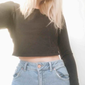  - Kort fin bra att ha svart tröja från hm, säljer jeansen också