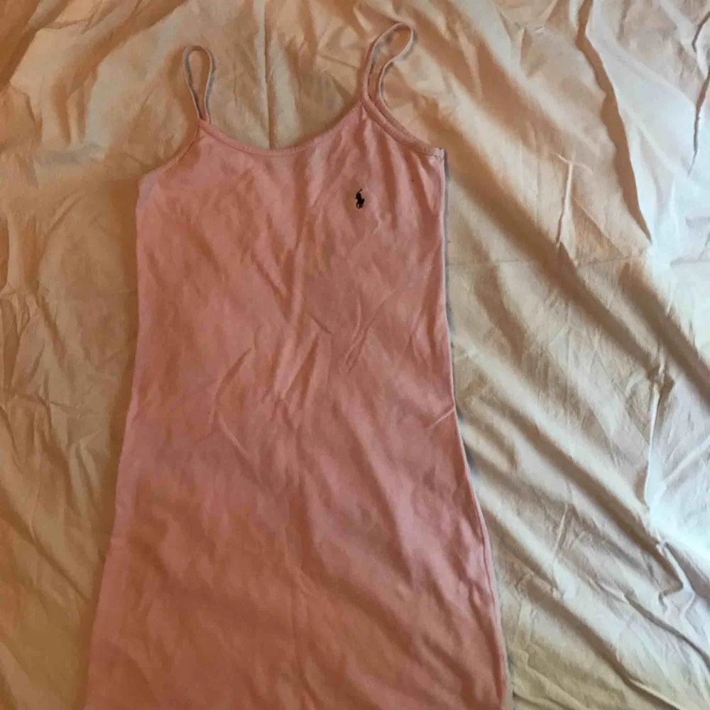 Rosa Polo Ralph Lauren klänning. Står strl XL, men snarar M/stor S.Pris 300kr (exklusive frakt) Möts gärna upp i Stockholm eller skickar med PostNord. Då stör köparen för frakten. Klänningar.