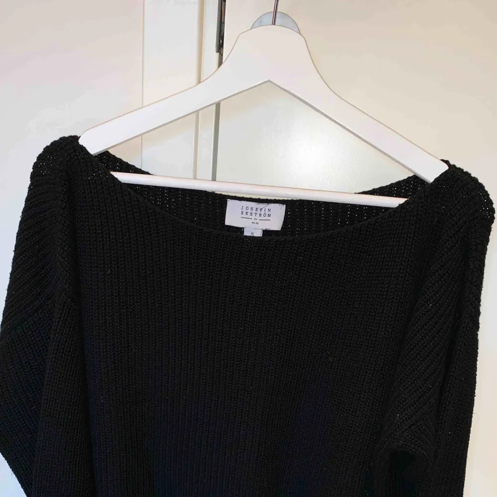 Stickad svart tröja ifrån nakd Bra skick, köparen står för frakt📦☺️. Tröjor & Koftor.