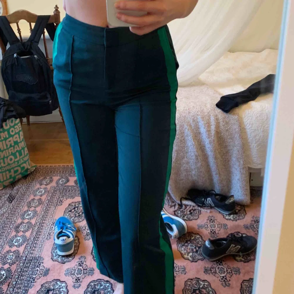 Ett par skitsnygga byxor i grön färg från Monki. Har en dragkedjan längst nere på benet samt fickar. Säljer då de inte kommer till användning längre💕💕💕💕. Jeans & Byxor.