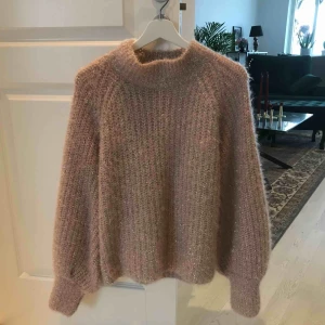  - Stickad tröja med glitter. Superskön och varm. Den är i storlek S men funkar även som M. 200 kr + frakt 