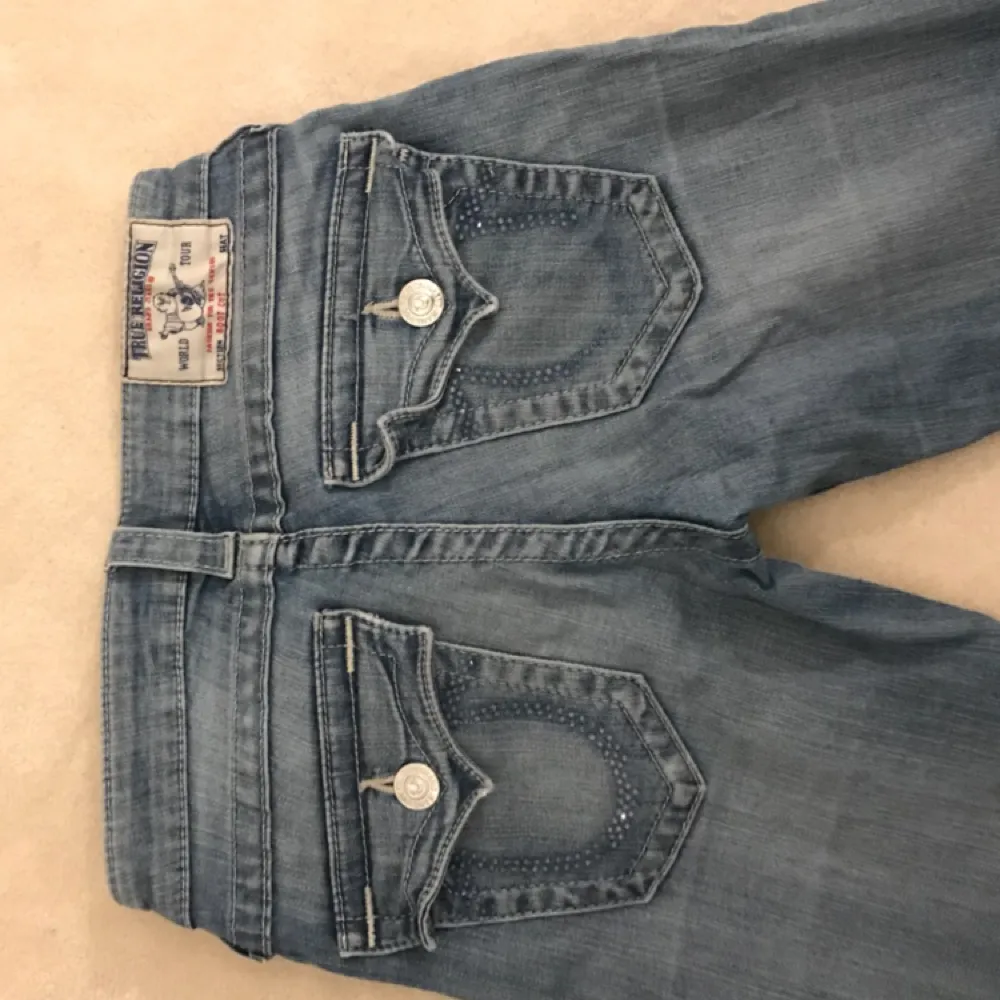 Ett par true religion jeans som länge har varit mina favoriter. Sitter helt SJUKT snyggt på rumpan!! För små för mig nu :(. Jeans & Byxor.