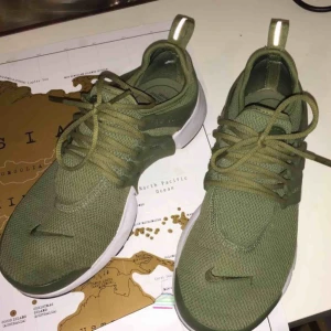  - Nike Air Presto i nyskick. Funderar på att sälja dessa. Ser helt nya ut. Kom med bud! Originalpris 1200kr. 