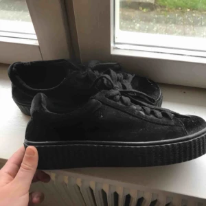  - Riktigt snygga svarta mocka skor med bred räfflad sula! Använda en gång. Nypris: 400 kr.