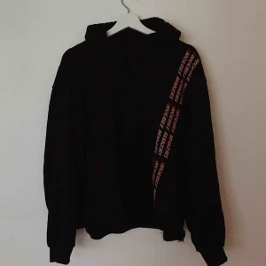  - Fräsh svart hoodie med rosa detaljer från NAKD. Du står för frakten 🥳🥳
