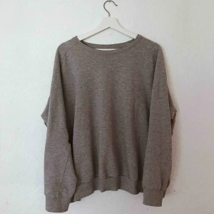  - Grå mysig sweatshirt. Du står för frakten 🥰