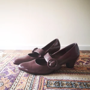 Vintageskor låg klack  - Blanka läderlila vintageskor med låg klack och spänne 💜🦋 Frakt tillkommer! 