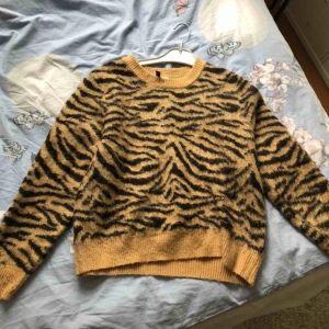  - Tigermönstrad tröja från H&M 🐅! Använd men fortfarande i fint skick. Jag har vanligen S men fick ta M för att den skulle sitta bra och inte för tajt (vill du ha en bild när jag har den på mig är det bara att skriva) 💕! 