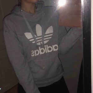  - Köpt för 2 år sedan, lite urtvättad inuti men annars i hyfsat bra skick. Köpt på Asos för 700kr. Storlek small.