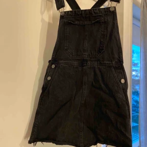  - Säljer denna asnajs svart/gråa hängselklänningen ifrån Bershka.  Är 167 och denna är en aning kort på mig men man kan dock reglera banden! 