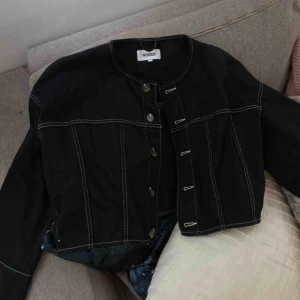  - Ascool svart jeansjacka med vita sömmar från weekday, helt oanvänd