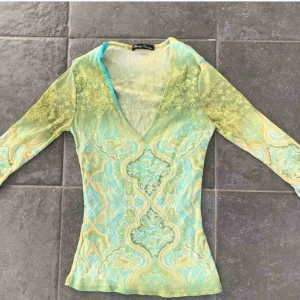  - Säljer den här jätte fina tröjan som jag köpte av en annan person här på plick men säljer för att den var lite för liten för mig! (Det är inte mina bilder) Lite 2000tal vibes på den här 