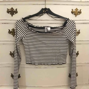 - Använd max en gång! Svartvit randig off-shoulder croptop från H&M (divided) 65kr + frakt. Passar XS/S (S i lappen)💓