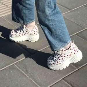  - Intressekoll på dessa finingar💓 mina favvoskor no cap!! Äkta buffalos! Sitter som en smäck o gör dig ca 5-6 cm längre. SJUKT COOLA! Inte särskilt använda, gott skick. Hör av dig💘