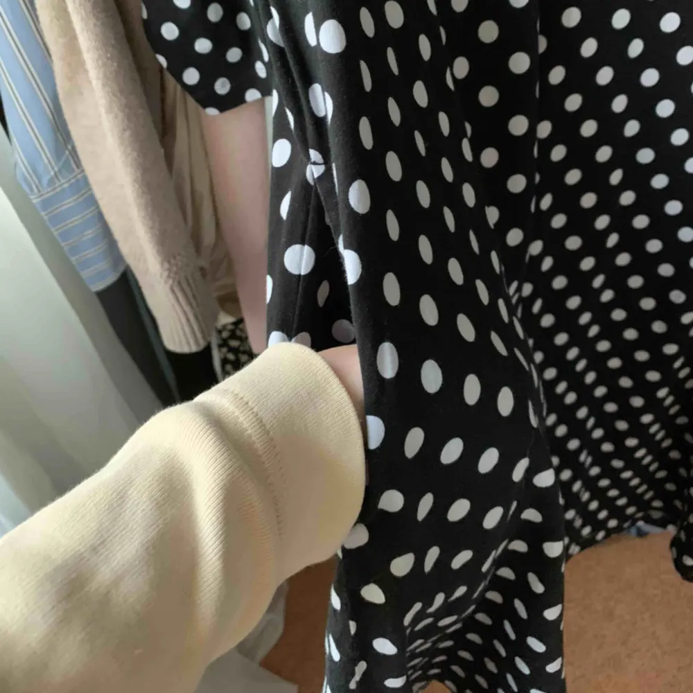 En prickig knälång klänning från Marimekko med trekvartsärm samt fickor på sidorna. Jättehärlig och fin, men har tyvärr inte kommit till mycket användning för mig! . Klänningar.