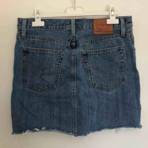  - Säljer denna söta Levis kjolen. Äkta och köpt på Levis butik här i Malmö. Knappt använd och i toppen skick. Skriv för mer info/bilder. 