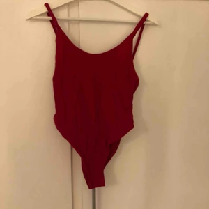  - Säljer denna fina baddräkt då jag inte har fått användning för den. Den är endast provad och inte använd! Lite liten i storleken men fortfarande väldigt fin. Köpte den för runt 850kr. Köparen står för frakten.