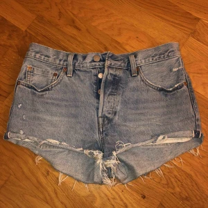  - Säljer mina Levis 501shorts, de är i väldigt bra skick å super snygga. Säljer på grund av att jag inte använde dem förra sommaren så det bättre att någon annan får användning av dem. Köparen står för frakten.