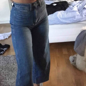  - Säljer ett par skitsnygga raka jeans,, säljes pga har alldeles för många så måste rensa lite!! De sitter tight vid rumpan och blir lösare längs med benen🥰 Högsta budet får dom, Köpare står för frakten! Såklart kan jag skicka fler bilder ifall de önskas:)