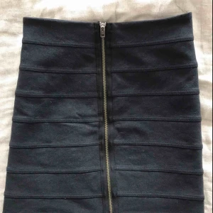  - Svart, tight kjol från Acne med dragkedja som går att öppna hela vägen. Kan mötas i Malmö eller skicka med Postnord, då tillkommer frakt. Betalning via Swish. 
