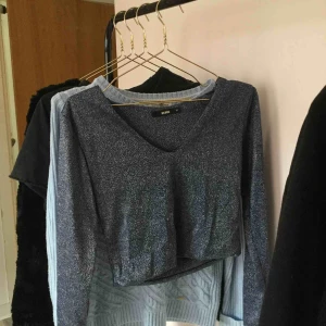  - Bara testad en gång. Den är blåglittrig och lite croppad, så kanske passad S o XS bättre om man vill ha den ”vanlig”.💖