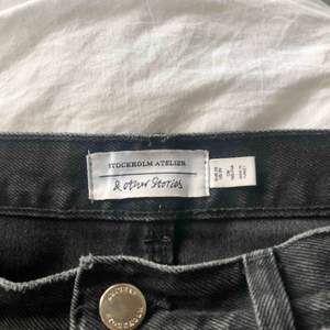 Snygga jeans från &otherstories, avklippa till ankeljeans på mig som är 1,60! sparsamt använda så fint skick! köparen står för frakten! 